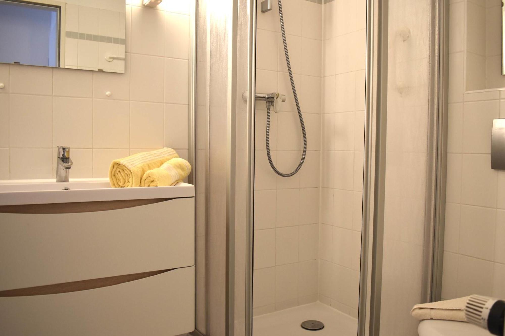 Resi E04 Apartment เพรโรว์ ภายนอก รูปภาพ